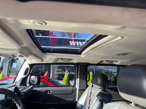 Used 2005 HUMMER H2 Base w/ Preferred Equipment Group image 17