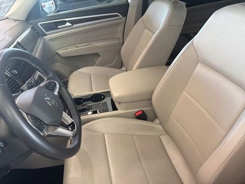Used 2022 Volkswagen Atlas SE w/ Panoramic Sunroof Package FWD image 3