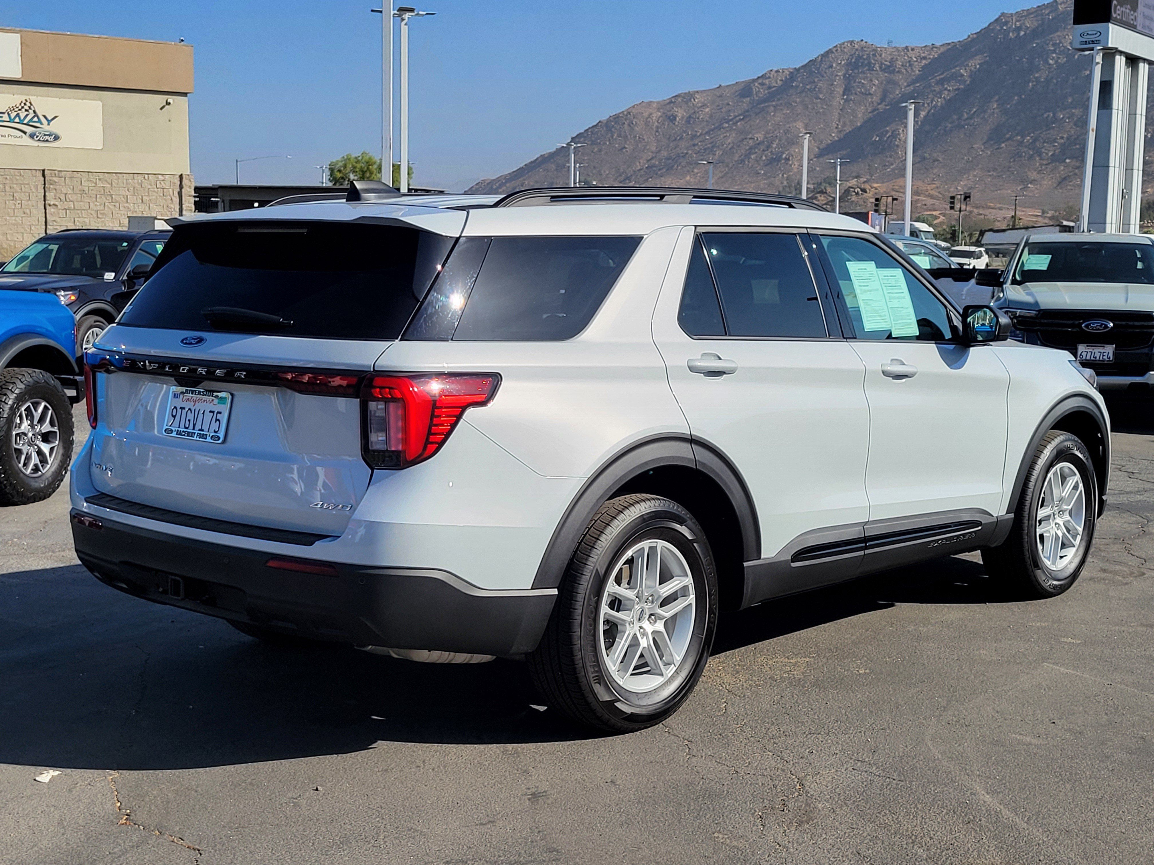 Used 2026 Ford Explorer Active AWD/4WD image 2
