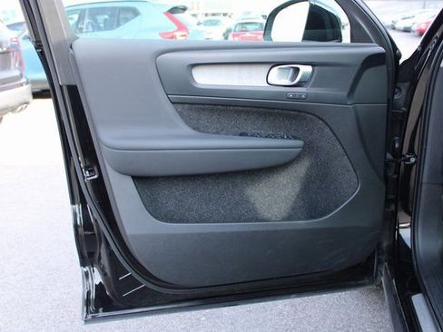 Used 2025 Volvo XC40 B5 Plus image 10