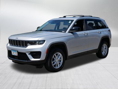 Used 2023 Jeep Grand Cherokee Laredo X AWD/4WD image 3