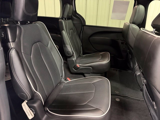 Used 2025 Chrysler Pacifica Limited AWD/4WD image 27