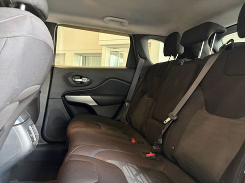 Used 2019 Jeep Cherokee Latitude AWD/4WD image 28