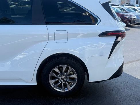 Used 2025 Toyota Sienna LE FWD image 4