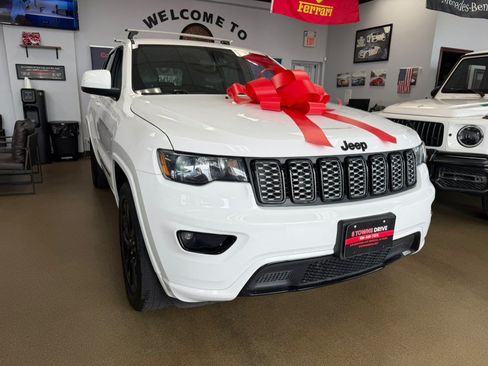 Used 2021 Jeep Grand Cherokee Laredo X AWD/4WD image 3