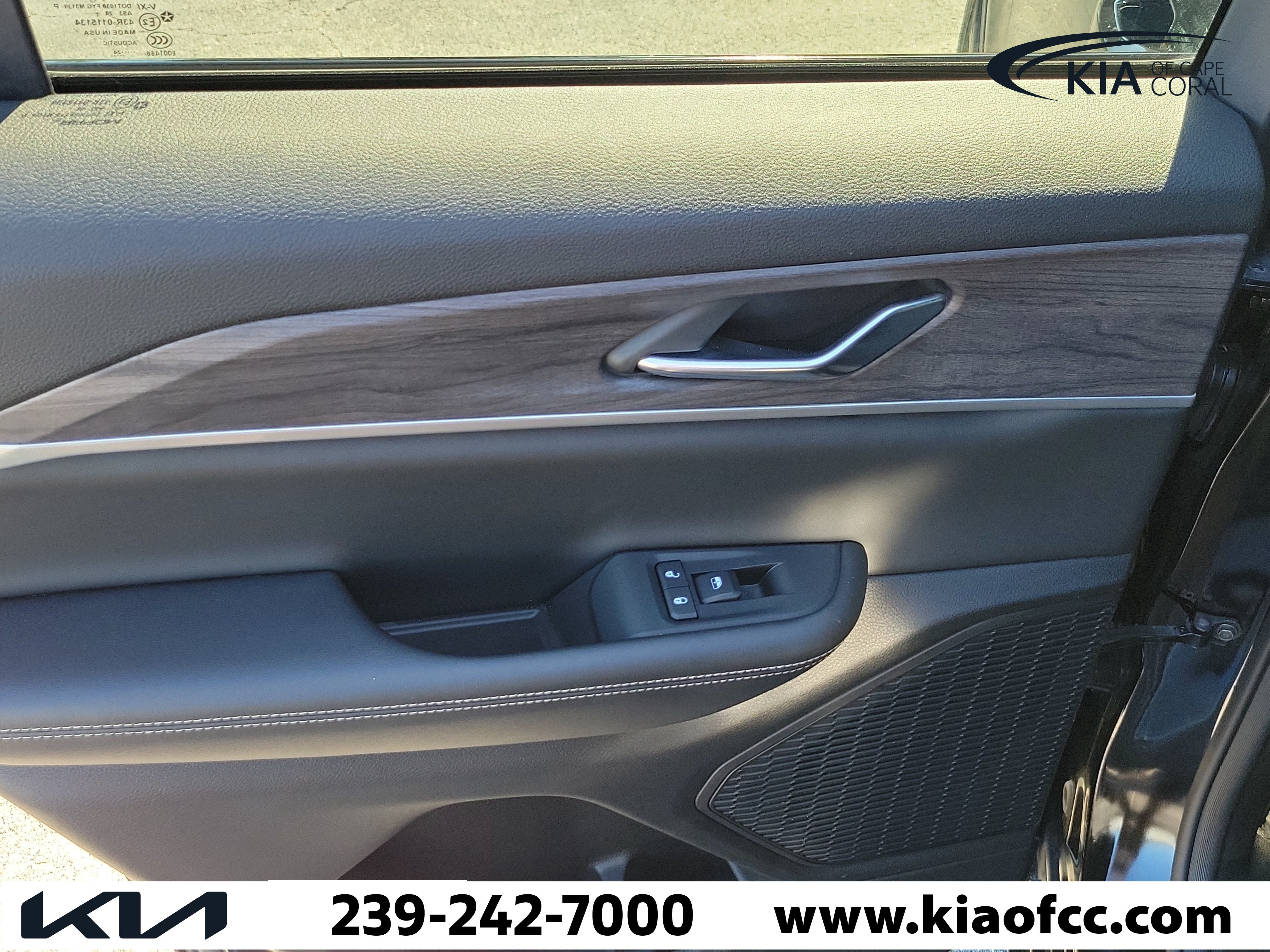 Used 2024 Jeep Grand Cherokee Limited w/ Black Appearance Package AWD/4WD image 15