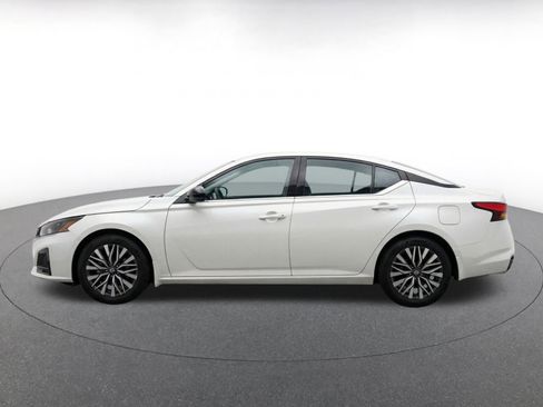 Used 2025 Nissan Altima 2.5 SV FWD image 5