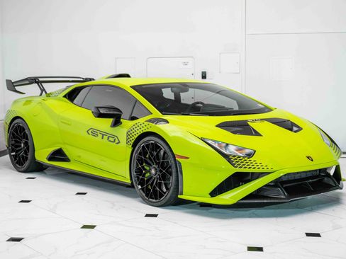 Used 2022 Lamborghini Huracan STO image 3