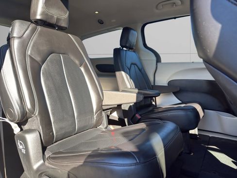 Used 2020 Chrysler Voyager Lxi image 16