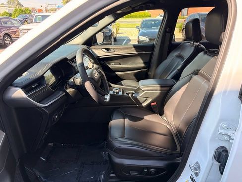 Used 2025 Jeep Grand Cherokee L Limited w/ Black Appearance Package AWD/4WD image 10
