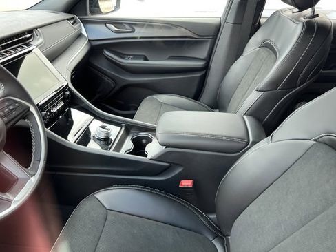 New 2025 Jeep Grand Cherokee Altitude image 5