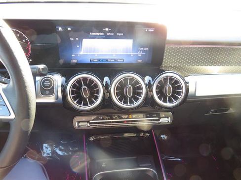 Used 2025 Mercedes-Benz GLB 250 4MATIC image 15