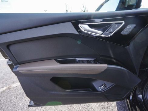 Used 2025 Audi Q4 e-tron Premium Plus image 9