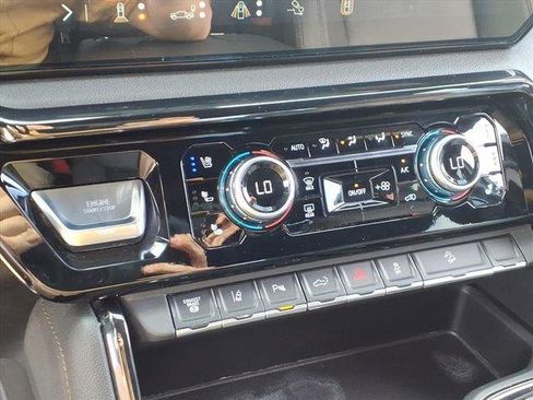 Used 2024 GMC Sierra 2500 AT4 image 14