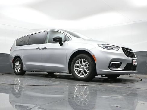 Used 2024 Chrysler Pacifica Touring-L FWD image 43