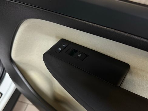 Used 2025 Volvo XC40 B5 Plus image 15