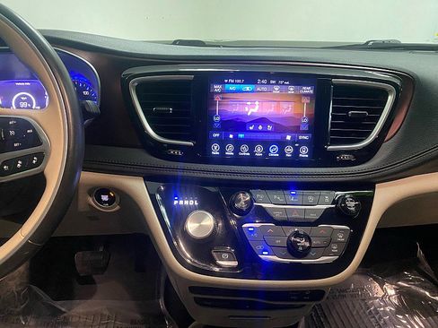 Used 2017 Chrysler Pacifica Limited image 20