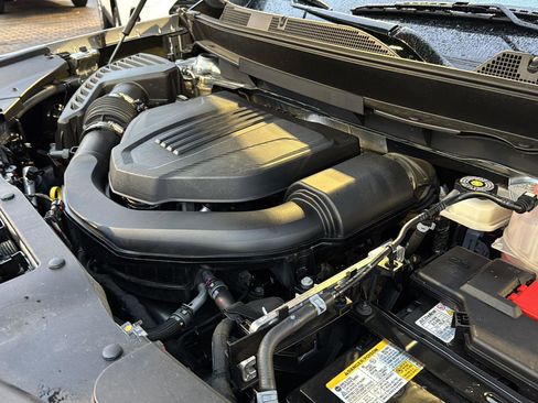 Used 2025 Chevrolet Traverse LT image 32