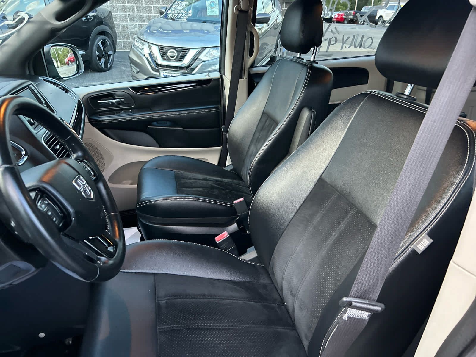 Used 2018 Dodge Grand Caravan SXT FWD image 12