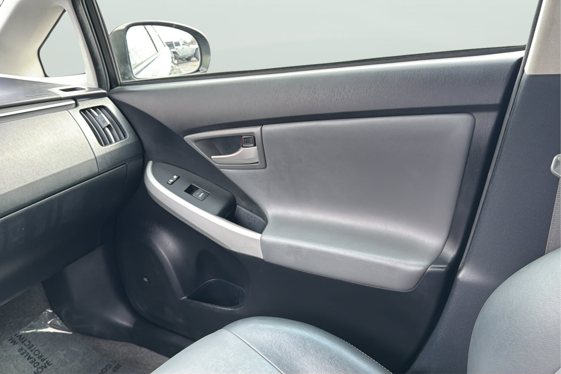 Used 2015 Toyota Prius Four FWD image 16