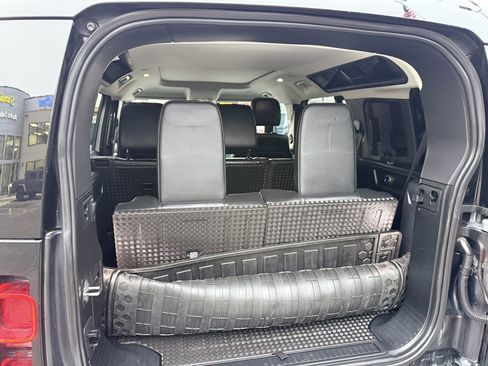 Used 2020 Land Rover Defender 110 First Edition image 16