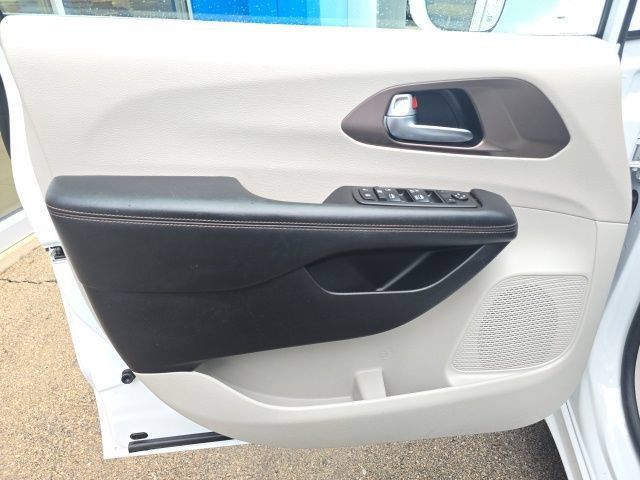 Used 2019 Chrysler Pacifica Touring-L w/ Advanced Safetytec Group FWD image 16