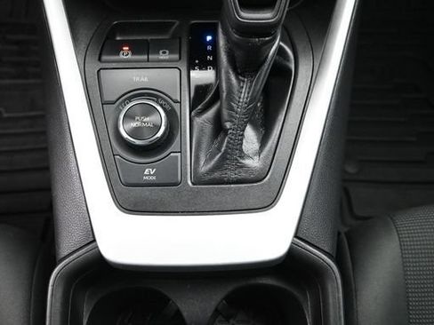 Used 2021 Toyota RAV4 LE AWD/4WD image 19