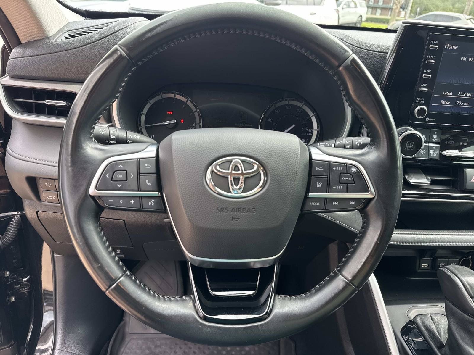 Used 2021 Toyota Highlander XLE AWD/4WD image 28