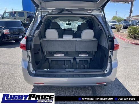 Used 2017 Toyota Sienna XLE image 5