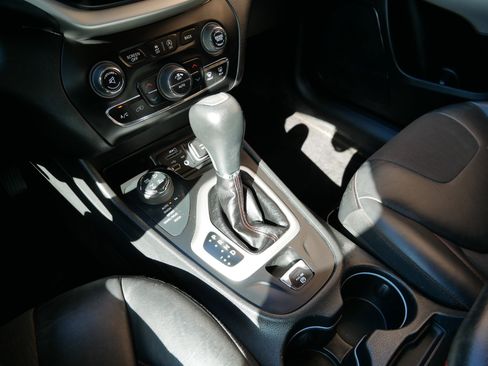 Used 2018 Jeep Cherokee Trailhawk w/ Cold Weather Group image 21