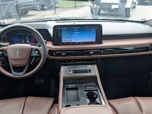 Used 2025 Lincoln Aviator Reserve w/ Equipment Group 201A AWD/4WD image 2