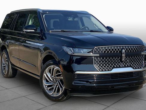 Certified 2025 Lincoln Navigator Reserve AWD/4WD image 3