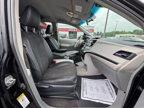 Used 2011 Toyota Sienna SE w/ Preferred Pkg FWD image 10
