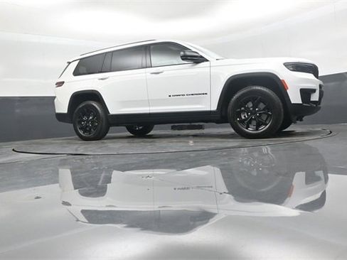 New 2025 Jeep Grand Cherokee L Altitude image 40