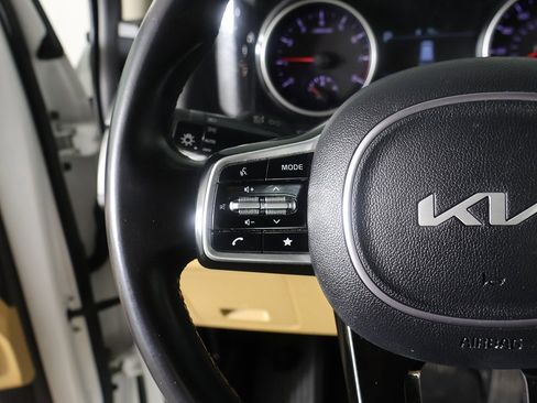 Used 2023 Kia Carnival EX image 39