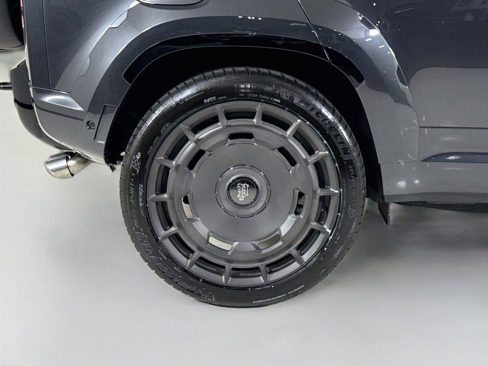 Used 2025 Land Rover Defender 110 V8 AWD/4WD image 38