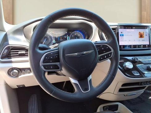 Used 2023 Chrysler Pacifica Touring-L FWD image 3