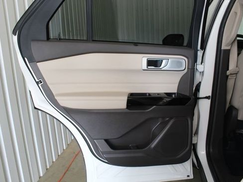 Used 2023 Ford Explorer Platinum w/ Technology Package AWD/4WD image 18