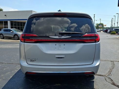 Used 2024 Chrysler Pacifica Touring-L FWD image 5