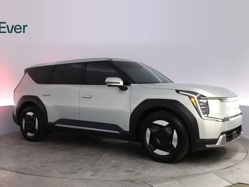 Used 2024 Kia EV9 Light Long Range RWD image 14