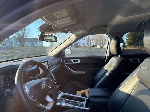 Used 2022 Ford Explorer XLT w/ Equipment Group 202A image 9