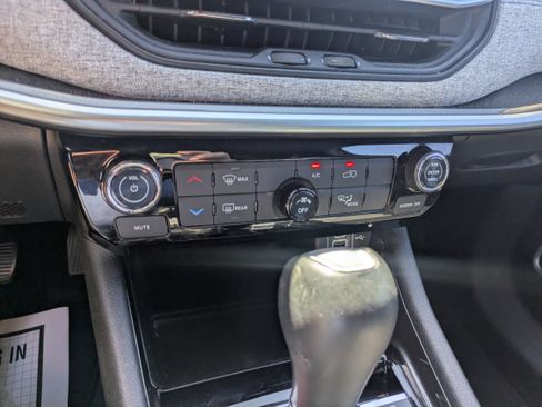 Used 2024 Jeep Compass Latitude image 13