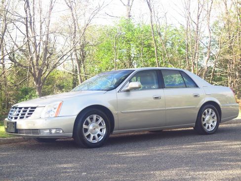 Used 2009 Cadillac DTS w/ Trunk Convenience Package FWD image 1
