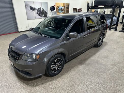 Used 2017 Dodge Grand Caravan SE image 4