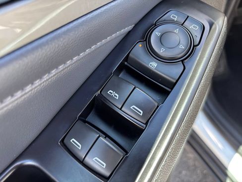 Used 2018 Chevrolet Traverse LT FWD image 21