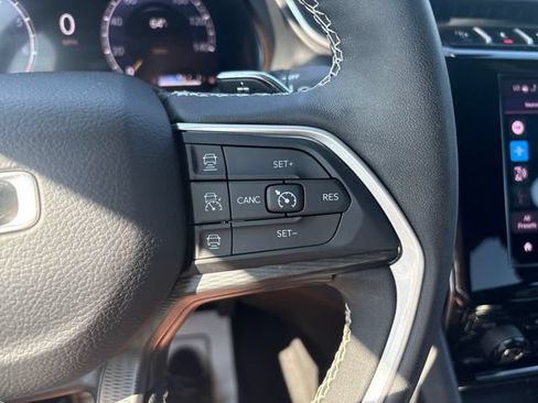 Used 2025 Jeep Grand Cherokee Altitude AWD/4WD image 12