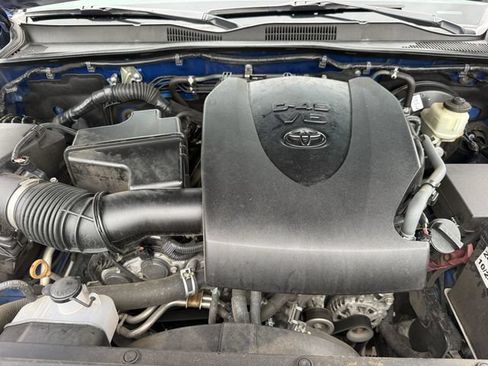 Used 2018 Toyota Tacoma SR5 RWD image 32