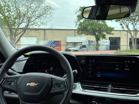 Used 2025 Chevrolet Trax LT image 34