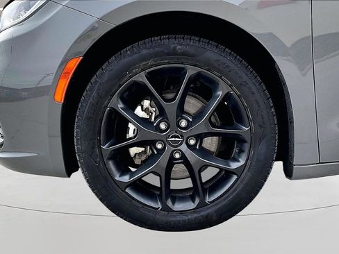 Used 2025 Chrysler Pacifica Limited image 34