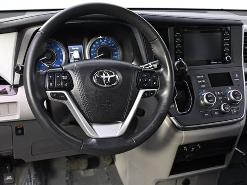 Used 2019 Toyota Sienna XLE image 10